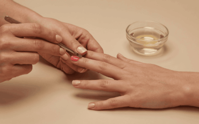 Retirar el gel en casa: por qué dañas tus uñas sin saberlo