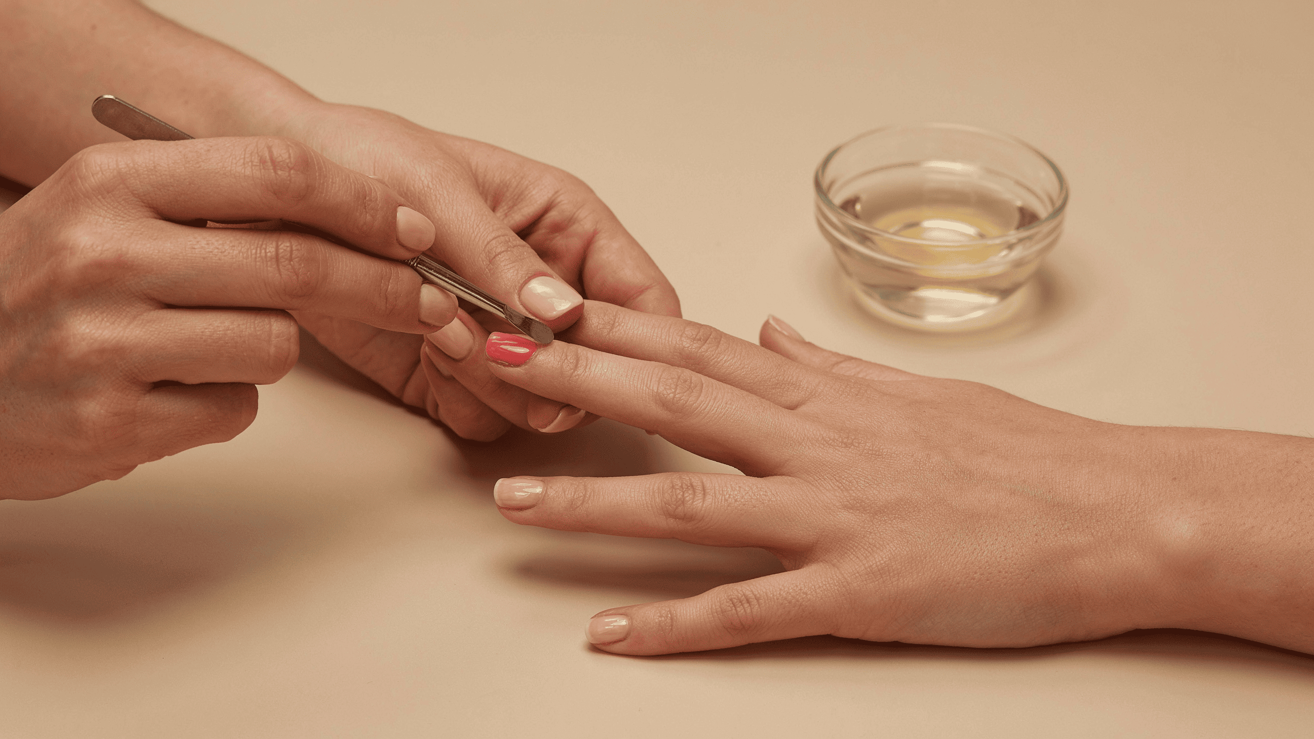 Retirar gel en casa: por qué dañas tus uñas sin saberlo – Salon4 by Sonia Rueda(1) Retirar gel en casa: por qué dañas tus uñas sin saberlo - Salon4 by Sonia Rueda